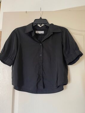 Zara Black Short-Sleeve Button-Front Crop Blouse